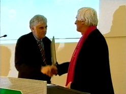 Verleihung der Ehrendoktorwürde der Fakultät für Geistes- und Sozialwissenschaften der Universität Karlsruhe an Tomi Ungerer am 19.2.2004 : Beitrag in "RTV Nachrichten" vom 20.2.2004