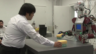 Roboter wisch und weg - Der humanoide Roboter ARMAR III b